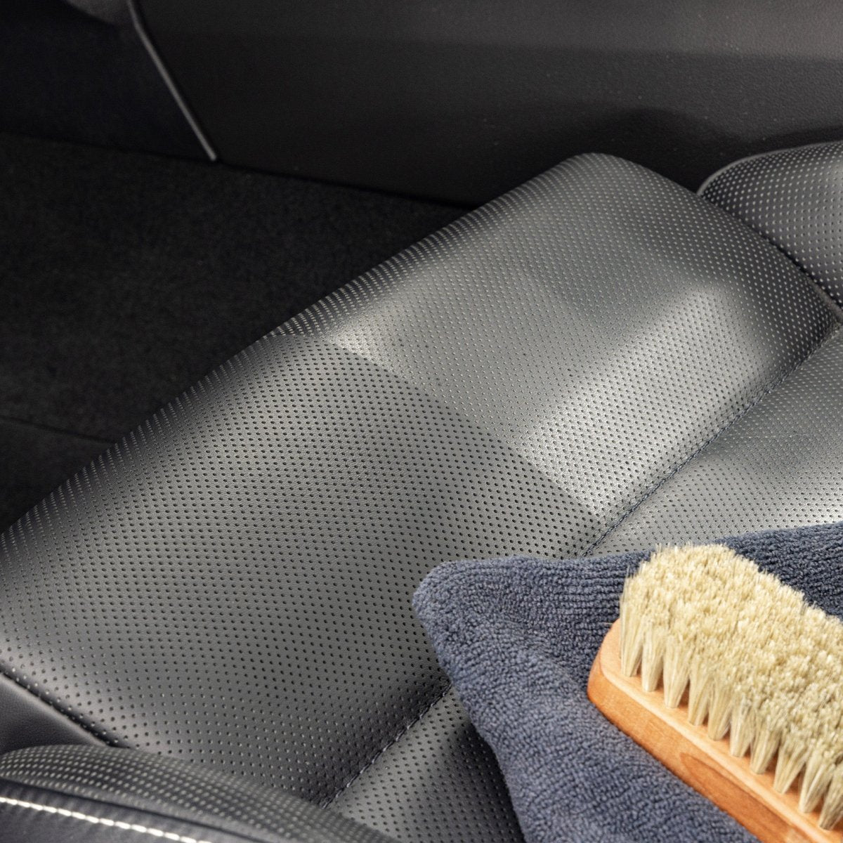 Lederreiniger - Leder reinigen - Lederreinigen - Lederreinigung - Porsche - Kult Premium Fahrzeugpflege
