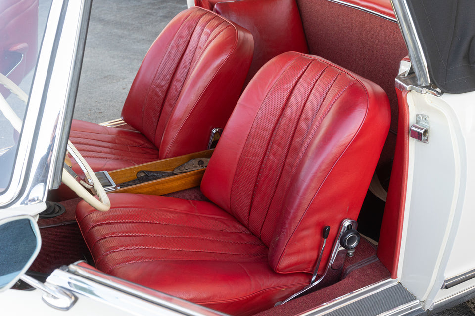 Rote Ledersitze eines Mercedes 230 SL Pagode nach Reinigung und Pflege