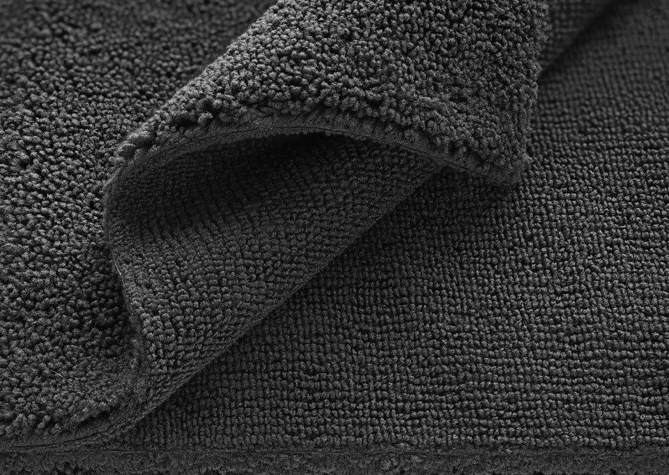 Nahaufnahme des schwarzen KULT Premium Microfasertuchs mit seinen dichten, weichen Fasern