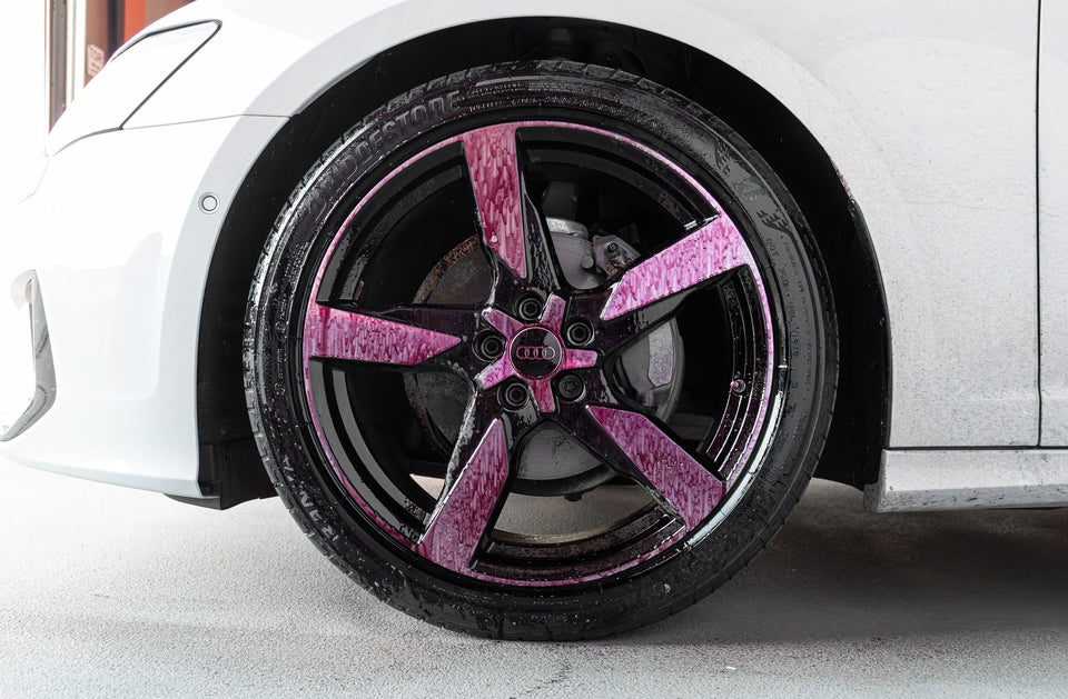 Audi-A6-Felge mit violett verfärbtem Felgenreiniger auf den Speichen