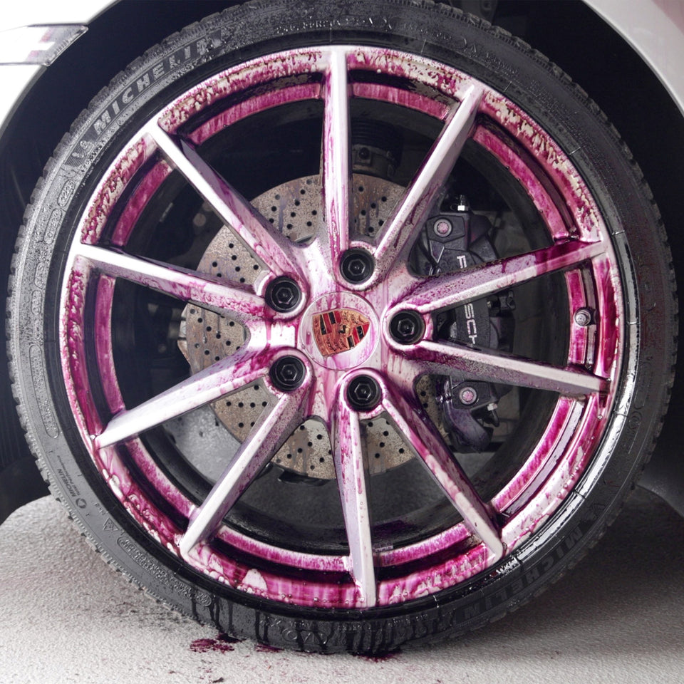 Silberne Porsche-Felge mit violettem Farbumschlag des KULT Felgenreinigers während der Einwirkzeit