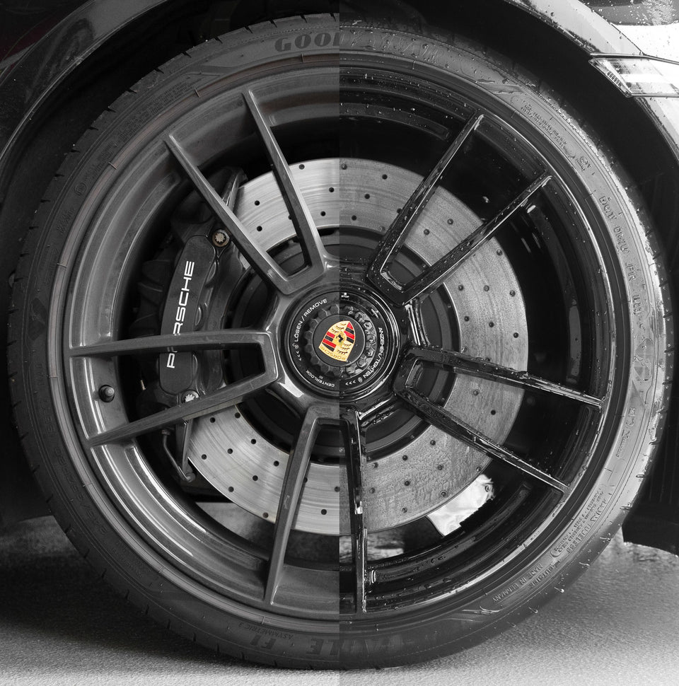 Schwarze Porsche-Felge mit Trennkante: links mit Bremsstaub, rechts mit dem KULT Felgenreiniger gereinigt