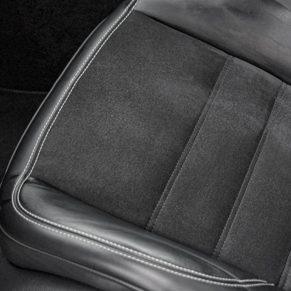 Gereinigter Sitz mit Alcantara-Mittelbahn