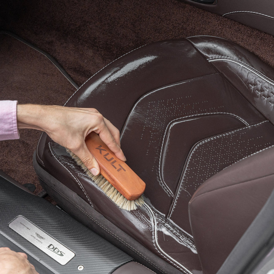 Reinigungsschaum in Naht und Perforation eines Ledersitzes