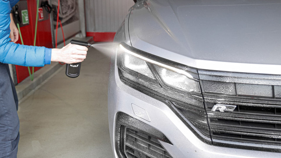 KULT Insektenentferner wird auf die Front eines silbernen VW Touareg gesprüht