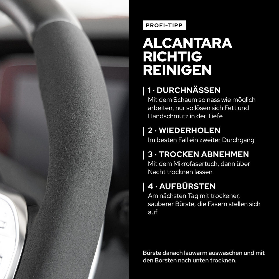 Alcantara-Lenkrad richtig reinigen mit KULT Lederreiniger: durchnässen, wiederholen, trocken abnehmen, aufbürsten