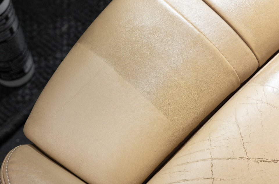 Beige Sitzwange mit rissigem Leder und sichtbarer Trennkante nach der Reinigung
