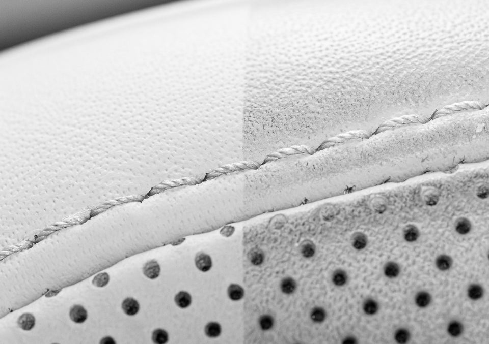 Helles perforiertes Leder: links mit dem KULT Lederreiniger gereinigt, rechts ungereinigt