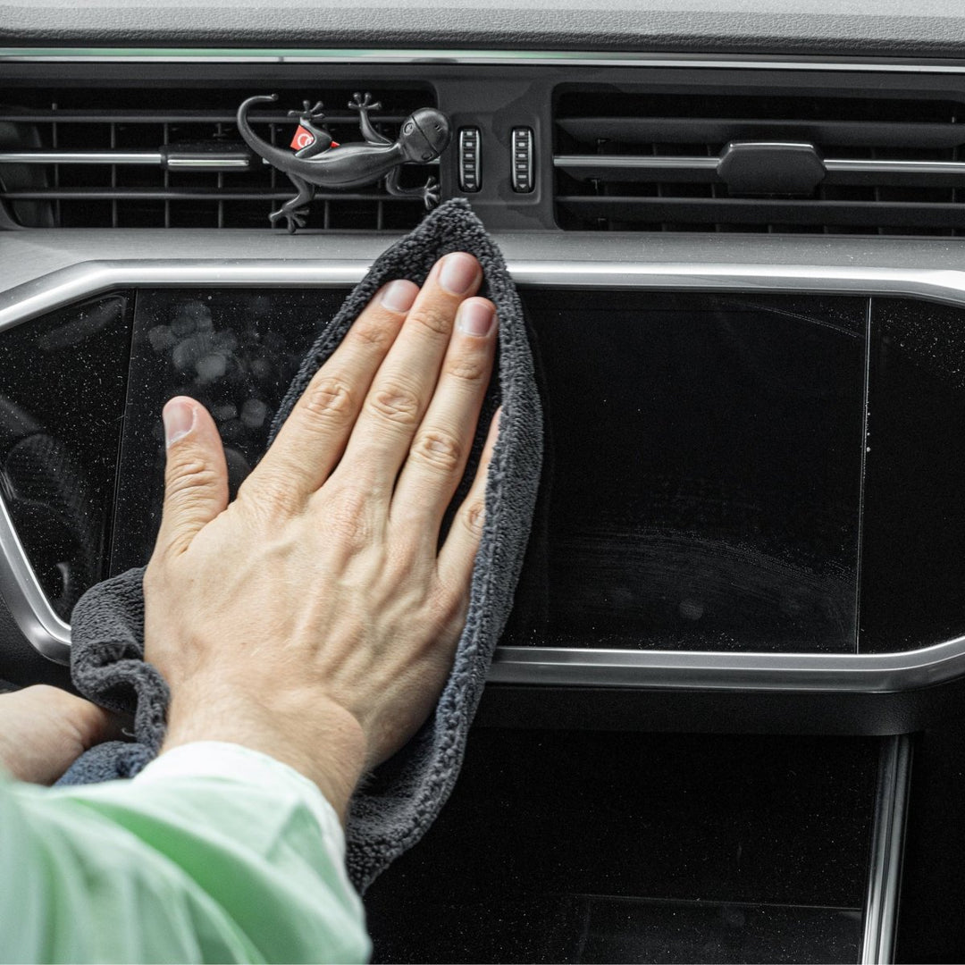 Cockpit richtig reinigen – für ein gepflegtes Fahrzeuginterieur - Kult Premium Fahrzeugpflege