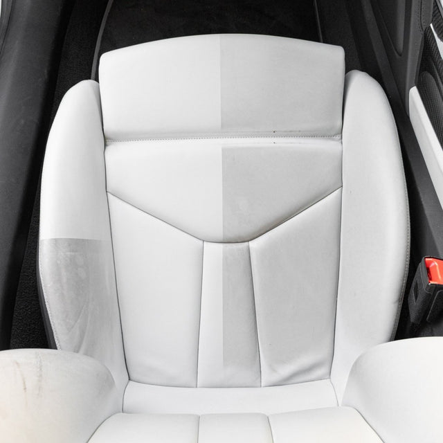 Lederreinigung von extrem verschmutzten weißen Ledersitzen im Audi R8 mit Lederreiniger & Lederbürste - Kult Premium Fahrzeugpflege