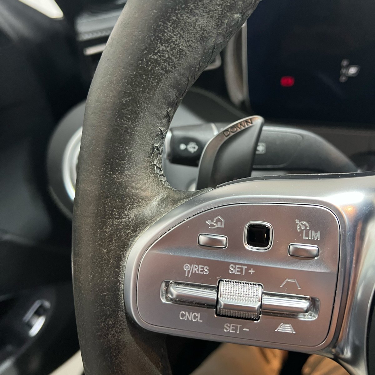 Mercedes-AMG Alcantara-Lenkrad reinigen - Kult Premium Fahrzeugpflege
