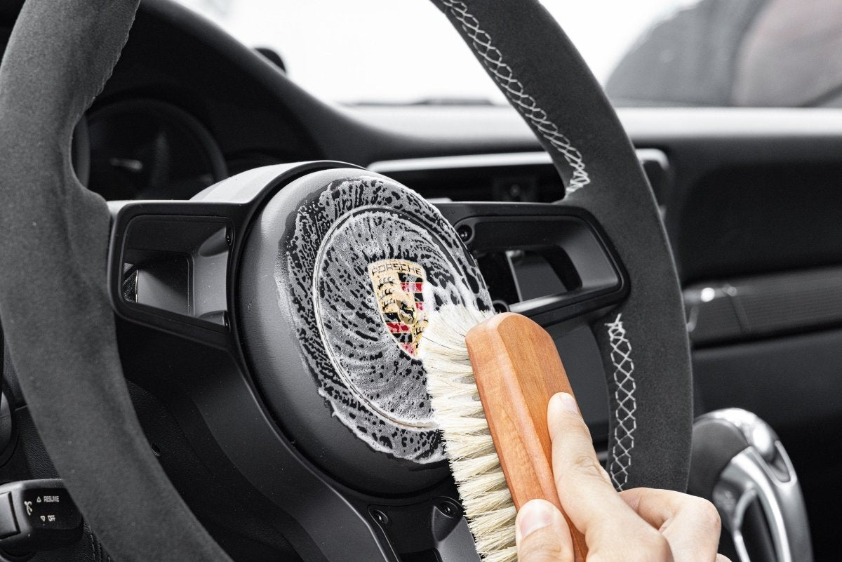 Welchen Reiniger für Auto Innenraum? - Kult Premium Fahrzeugpflege