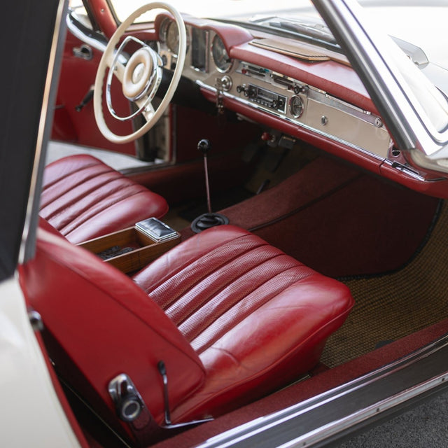 Zeitreise mit Patina: Lederreinigung & -pflege in einem Mercedes-Benz 230 SL Pagode von 1964 - Kult Premium Fahrzeugpflege