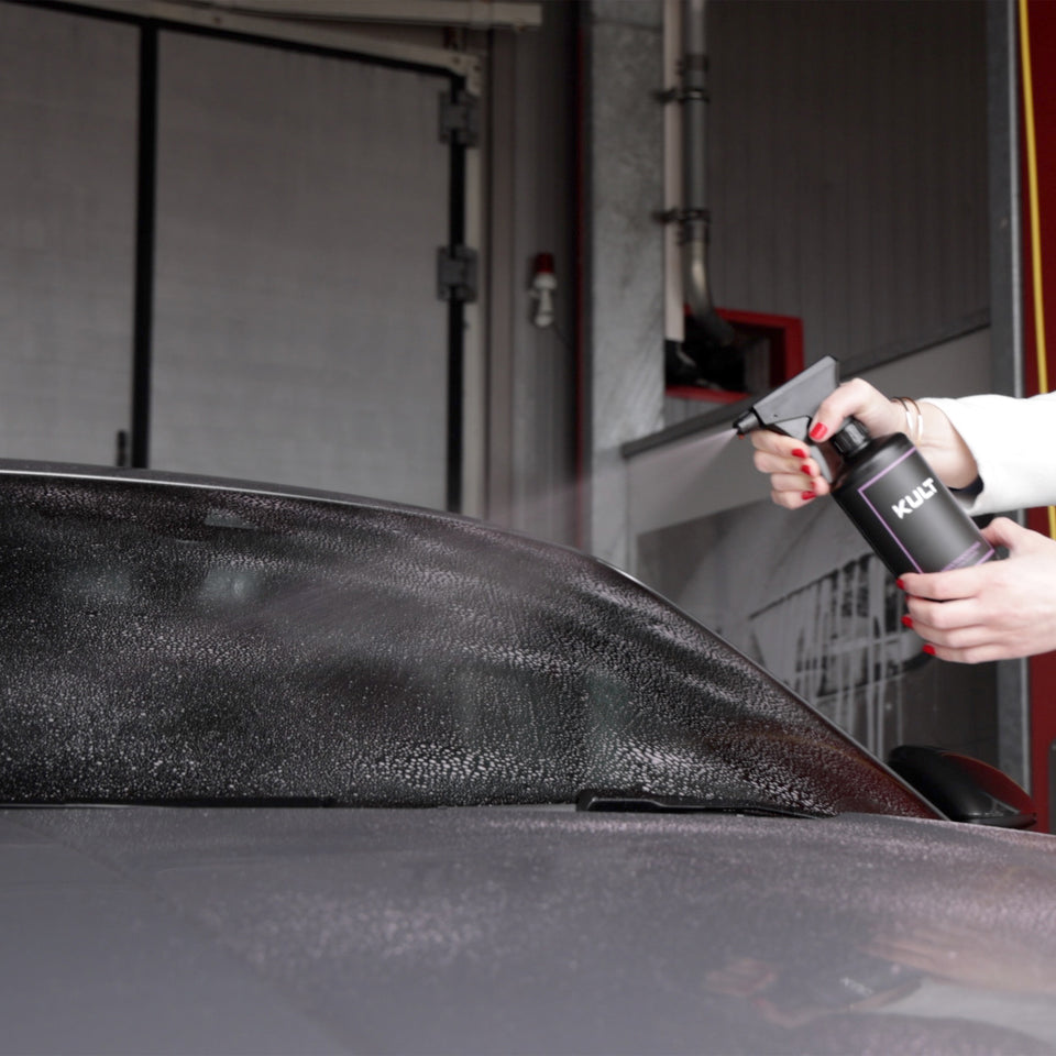 KULT Insektenentferner wird auf die Frontscheibe eines Porsche 911 gesprüht