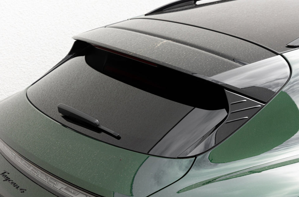 Dieselbe Heckscheibe nach der Reinigung mit dem KULT Auto Glasreiniger, das Glas ist frei von Schmutzpunkten