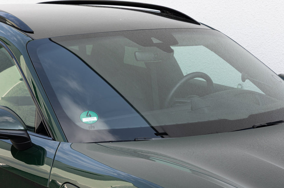 Dieselbe Windschutzscheibe nach der Reinigung mit dem KULT Auto Glasreiniger, das Glas ist klarer und spiegelt deutlich
