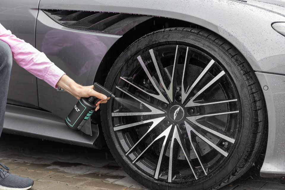 KULT Felgenreiniger wird auf die Felge eines Aston Martin DBS Superleggera gesprüht