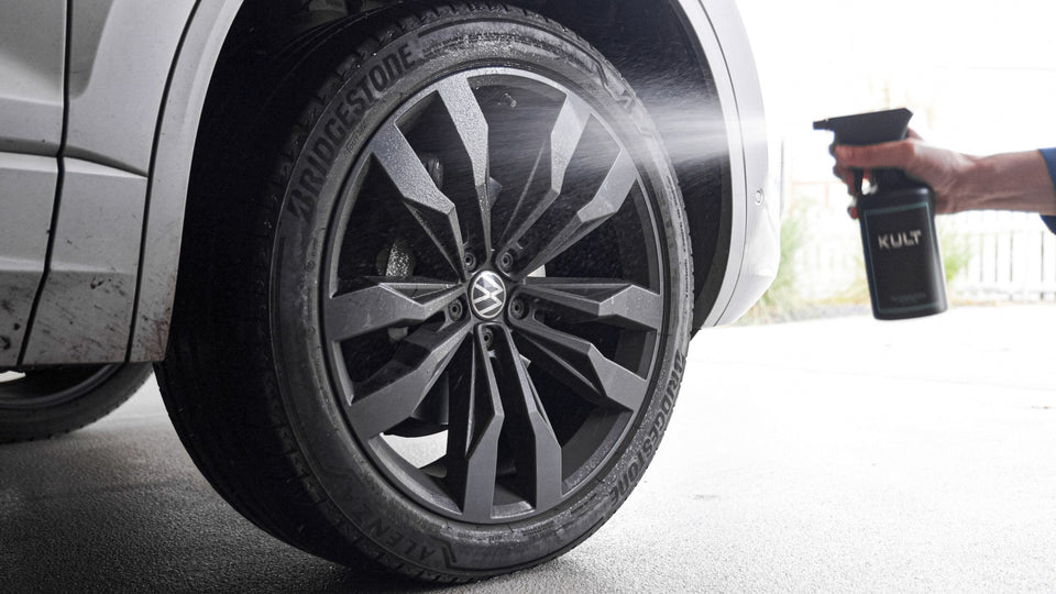 KULT Felgenreiniger wird auf die schwarze Felge eines VW Touareg gesprüht