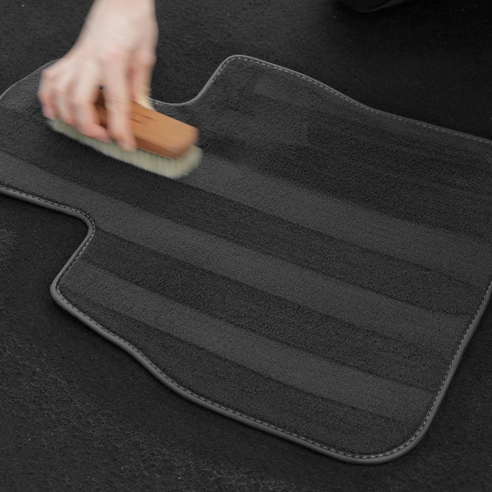 Textil-Fußmatte wird mit der Bürste gereinigt