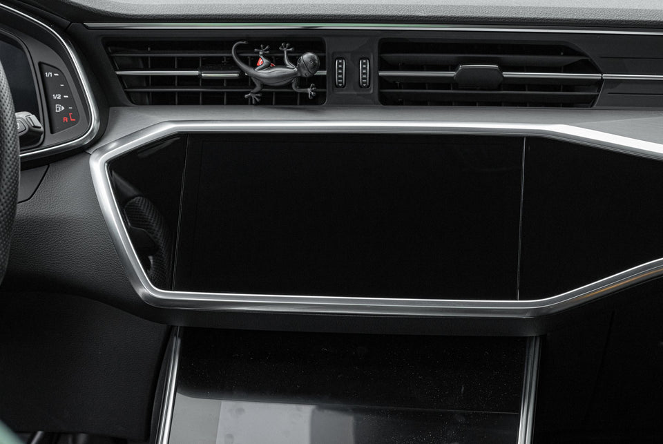 Touchscreen nach der Reinigung mit dem KULT Innenraumreiniger