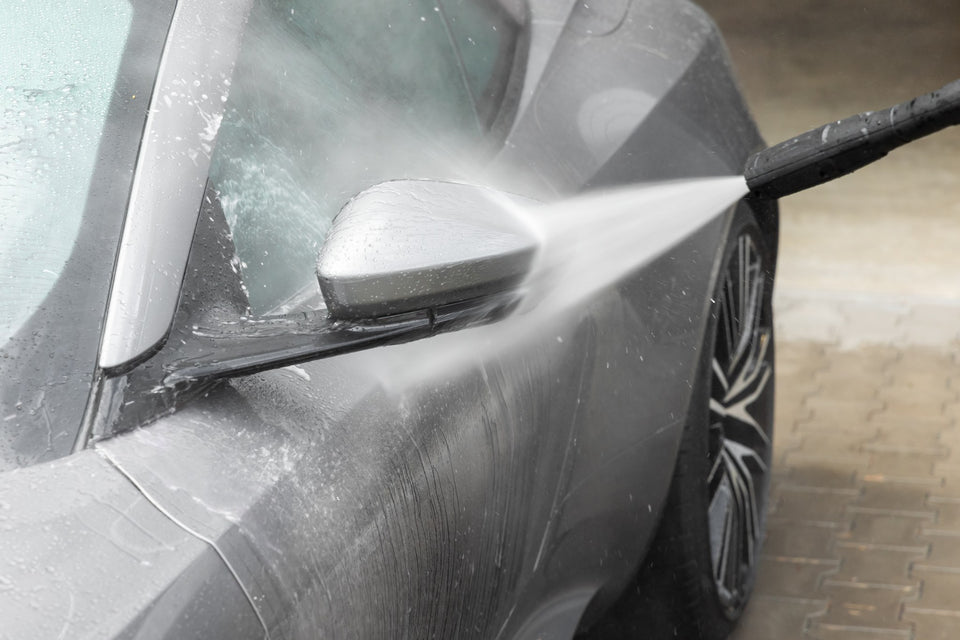 Außenspiegel eines Aston Martin wird nach der Einwirkzeit mit Hochdruck abgespült