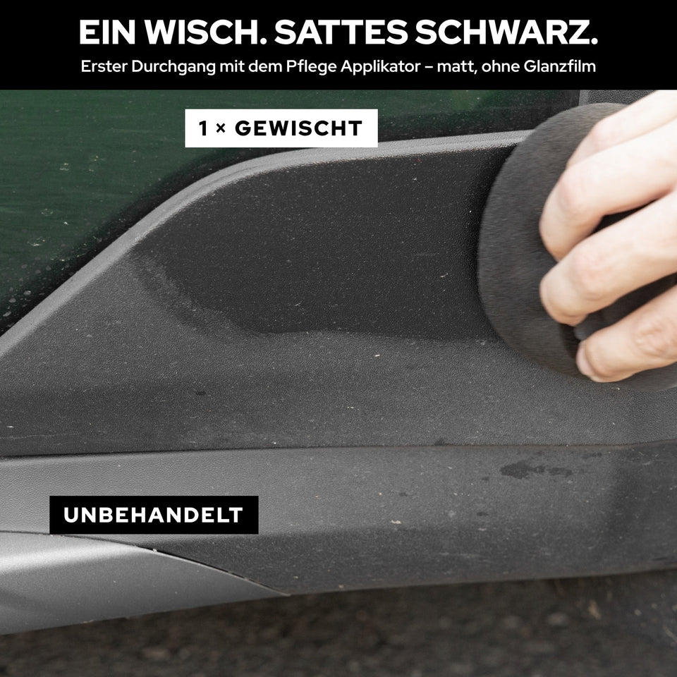 Pflege Applikator mit KULT Kunststoff & Reifen Pflege: nach einem Wisch satt schwarz, darunter grauer Kunststoff