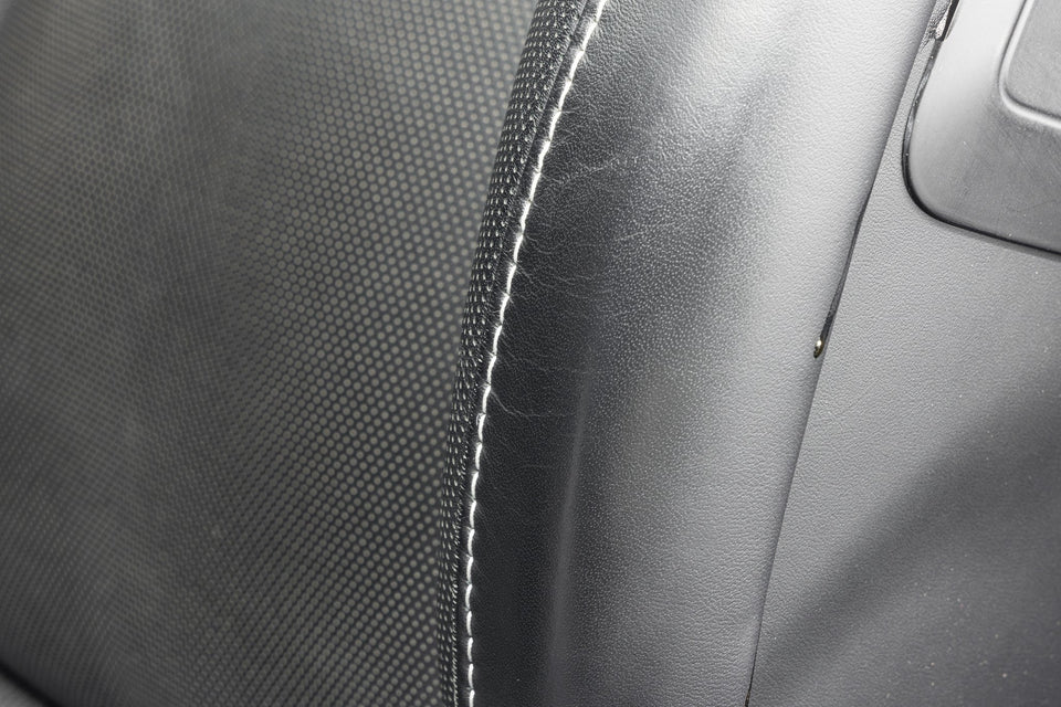 Perforierte Ledersitzwange mit Knitterabrieb vor der Reinigung