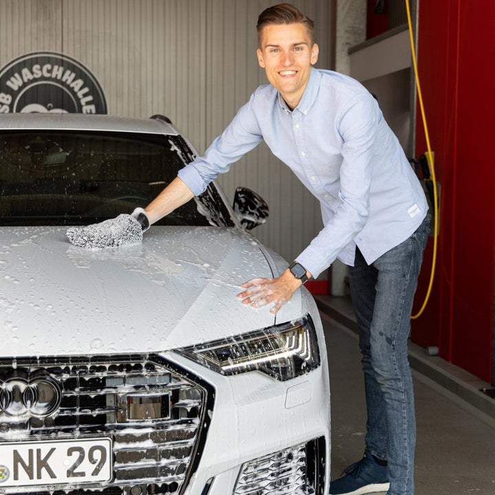 KULT Gründer Nikolai Kulterer bei der Handwäsche mit KULT Autoshampoo und Waschhandschuh