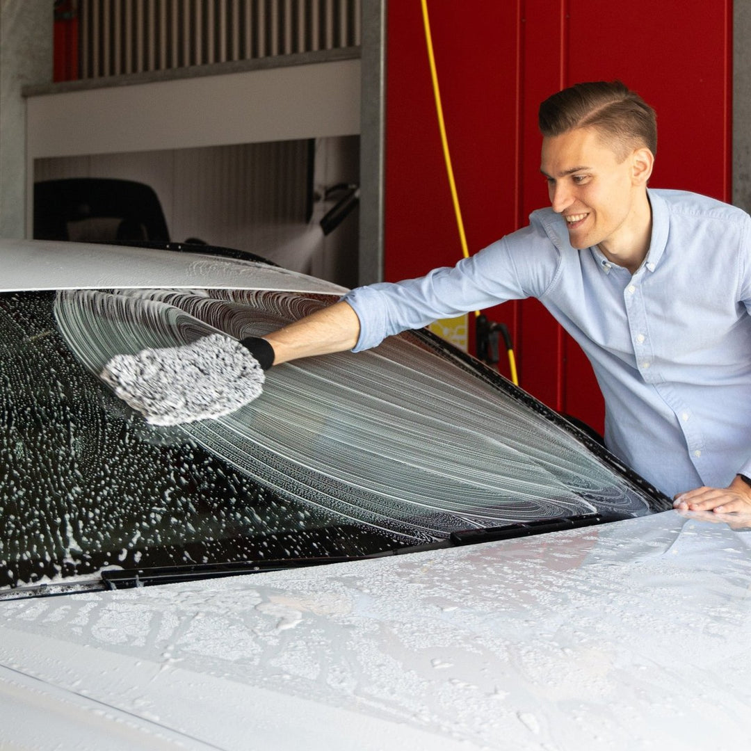 Windschutzscheibe mit Waschhandschuh und KULT Autoshampoo waschen